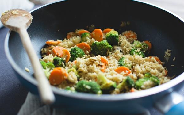 Valmista couscous vegaani parsakaali porkkanat seesami