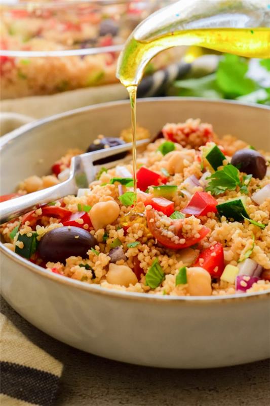 Valmista couscous vegaaniset kikherneet oliivit