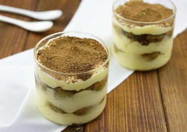 kerma keksit kaakaojauhe kahvi tiramisu lasisessa reseptissä
