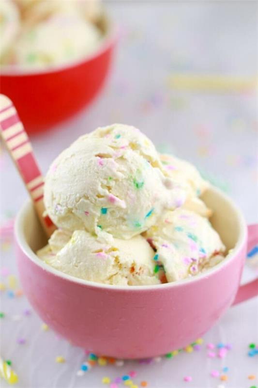 Tee oma kermainen jäädytetty jogurtti ilman jäätelökonetta