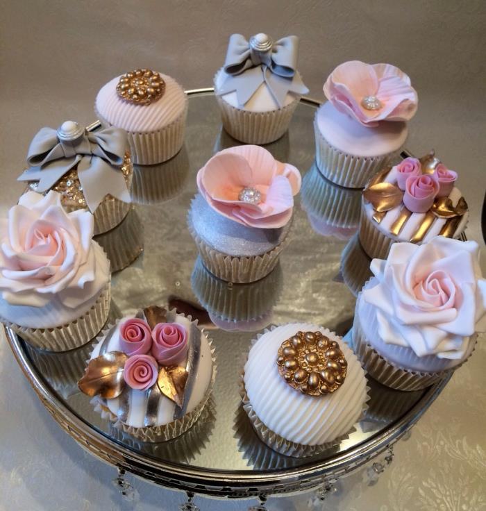 Cupcake koriste ideoita hääjuhla kukat marsipaani kultaa