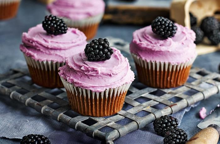 Cupcake -sisustusideoita violetti täytteen kerma karhunvatukat kesäjuhlat
