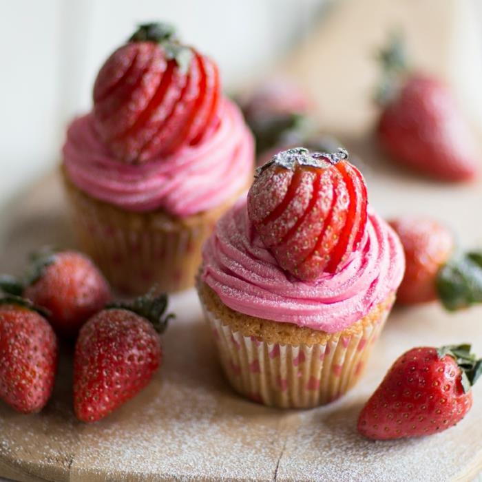 cupcake deco -ideoita violetti täytteen kerma vaaleanpunaisia ​​mansikoita tomusokeria