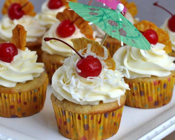 Cupcake koriste ideoita kerma cocktail sateenvarjot kirsikat banaanit