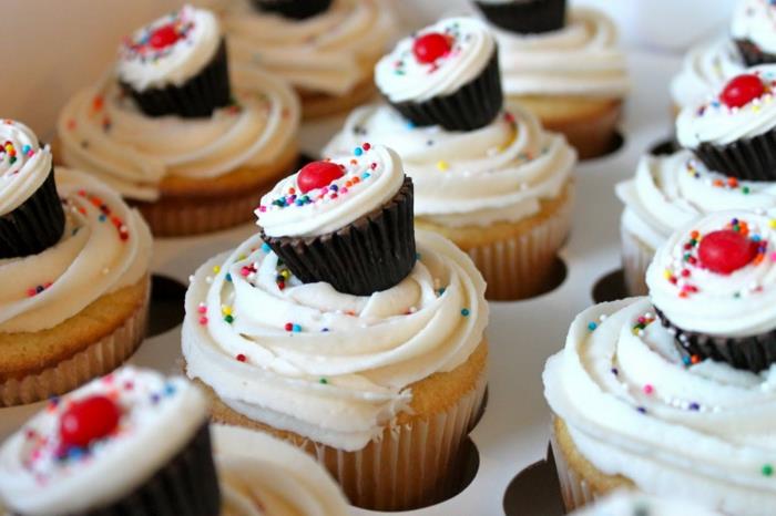 cupcake deco muffinsit syntymäpäiväideoita kerma sokeri sprinkles