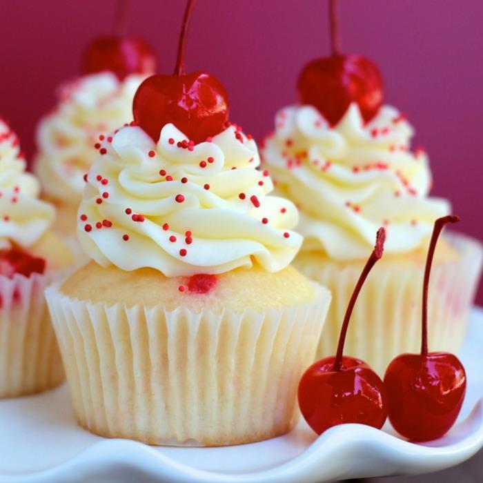 cupcake deco -muffinsit vaalea kerma punainen sokeri ripottelee kirsikoita