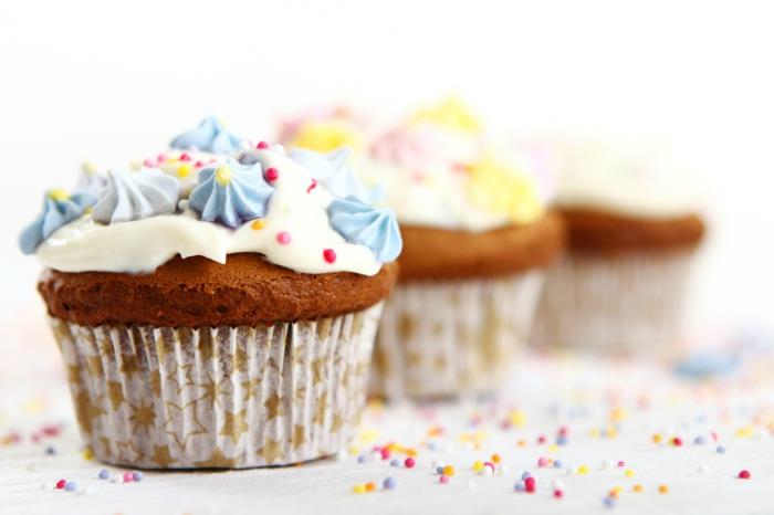 cupcake deco -muffinsit syntymäpäiväjuhlat ident kermahiutaleet sokeri sprinkles