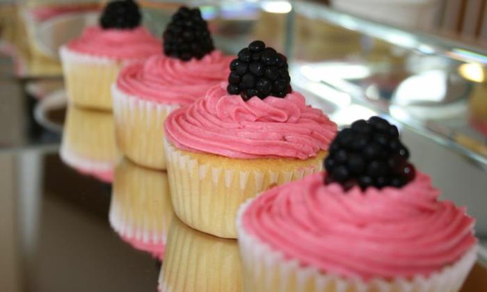 cupcake deco -muffinsit vaaleanpunainen kerma karhunvatukat