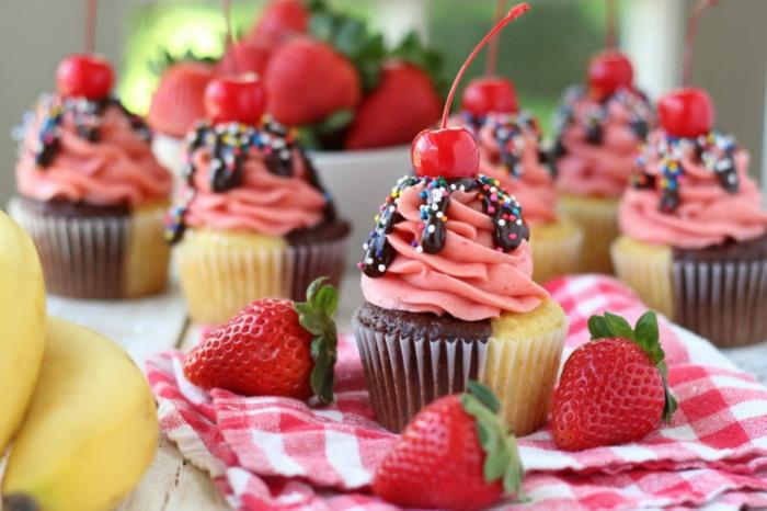 cupcake deco -muffinsit kuorrutus vaaleanpunaiset mansikat kirsikka -suklaakastike sokeripuristimet