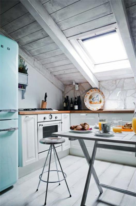 Kattohuoneisto perustaa keittiön viisto katto
