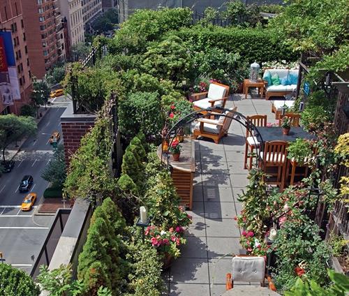 kattopuutarha suunnittelu kaupunkikasvit yksityisyysnäyttö luonto puukalusteet