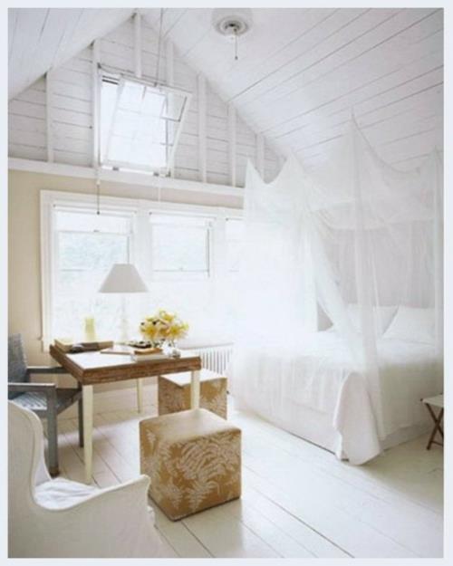 ylimmän kerroksen puu maalattu valkoinen katto makuuhuone pylvässänky