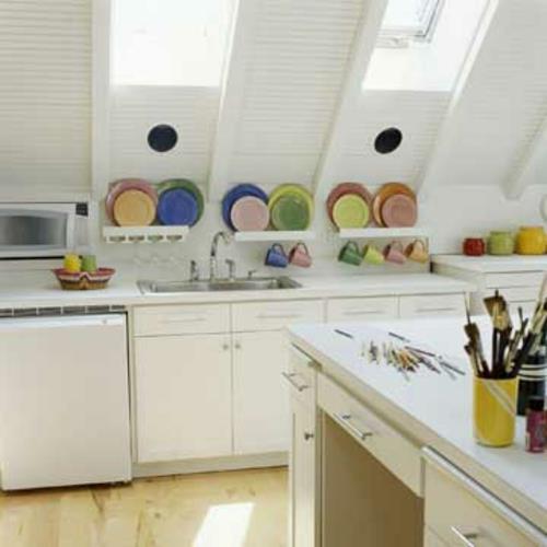 ullakko keittiö valkoinen värikkäitä elementtejä ikkuna