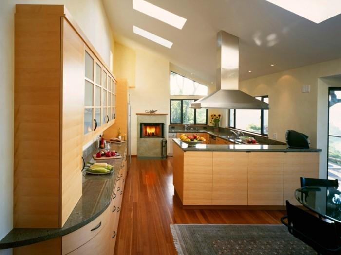 kalteva katto perustettu toimiva keittiö moderni takka