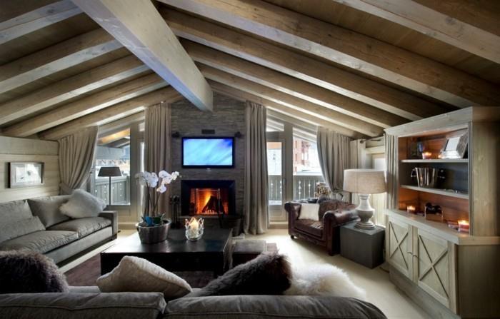Kalteva katto on moderni ja viihtyisä olohuone