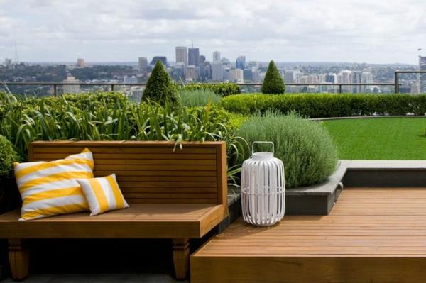 kattoterassi suunnittelu katto viherryttävä nurmikko puinen penkki kaupunkinäkymä