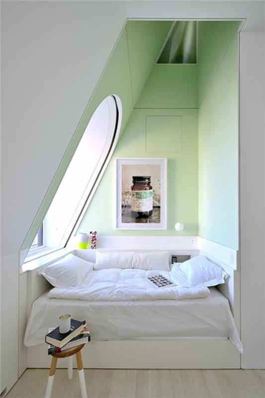 ullakkohuone viisto katto makuuhuone sisustusideoita sänky