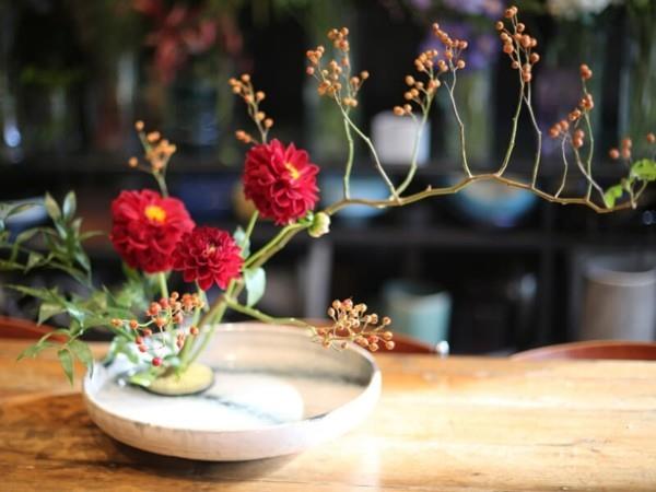 daaliat marjat japanilainen kukka -asetelma ikebana