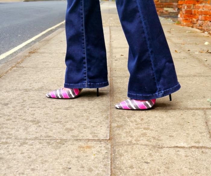 naisten housut ompelukuvio levenevät housut naisten muotitrendit