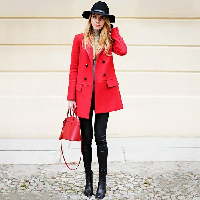 naisten laukku naisten muoti pieni punainen nahkalaukku punainen takki musta housut hattu nilkkurit