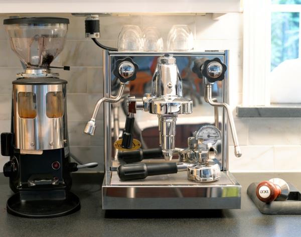 oma kahvila talossa kiiltävä espressokeitin