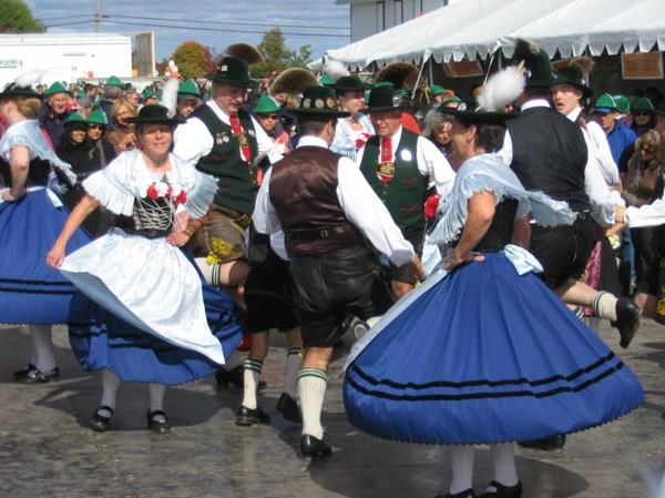 loistavat oktoberfest -kansantanssit värikkäitä ja energisiä