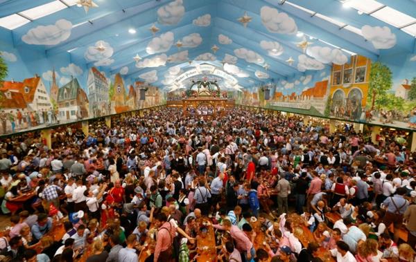 iso Oktoberfest jättimäinen oluteltta