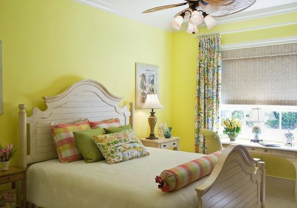 uudistaa yksityisen vierashuoneen keltainen seinä tuore muotoilu