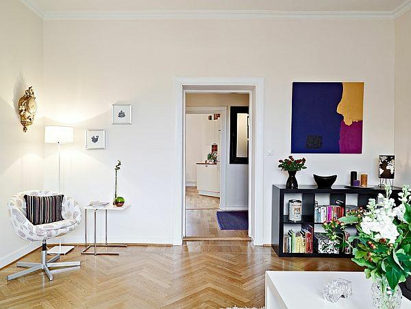 Kalusta kotiisi mukavasti modernit valkoiset seinät puulattia