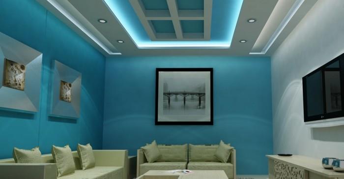 kattorakenne olohuoneessa epätavallinen valaistus ja siniset seinät