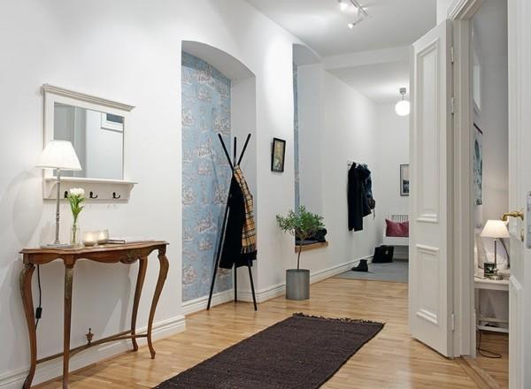 kattolamppu käytävällä pöytävalaisin kohdevalot