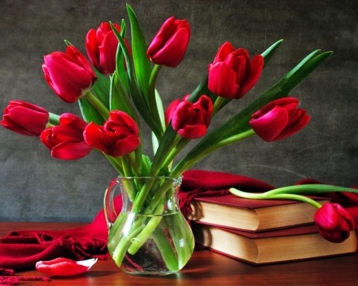 koriste kukat lasikannu punaiset tulppaanit koristelu