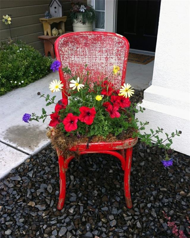 deco puutarha vanha tuoli punaiset kukat