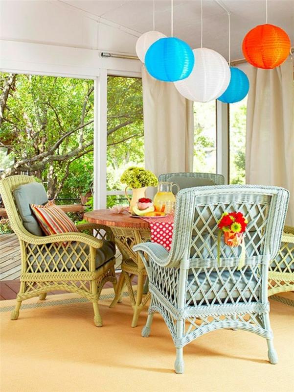 koristeelliset puutarhapajut huonekalut värilliset kukkaruukut selkänoja
