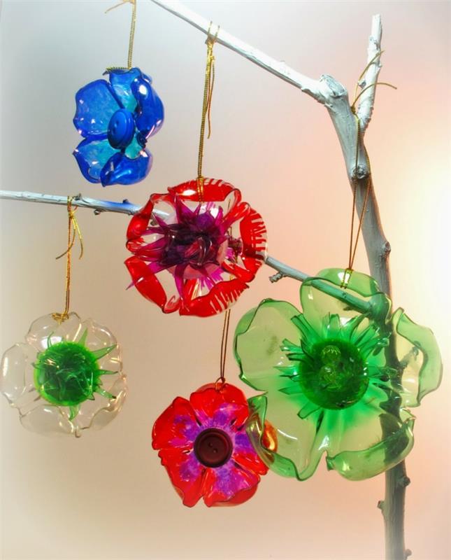 sisustusideoita itse tee muovipulloista värillisiä kukkia
