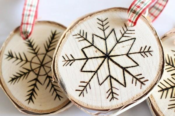 koristaminen puisilla levyillä tekee omat joulukuusi koristeet lumihiutaleet