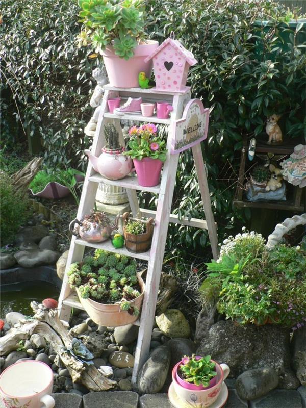 Tee koristelu itse puutarhan kukkaruukkuissa ja koristele vanha portaikko