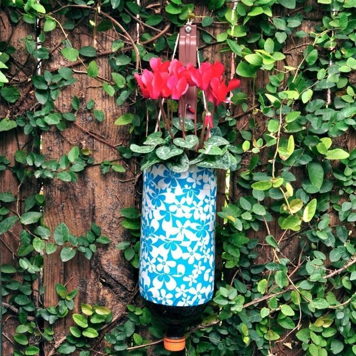 Tee koristelu itse puutarhassa muunna muovipullot kasvisäiliöiksi