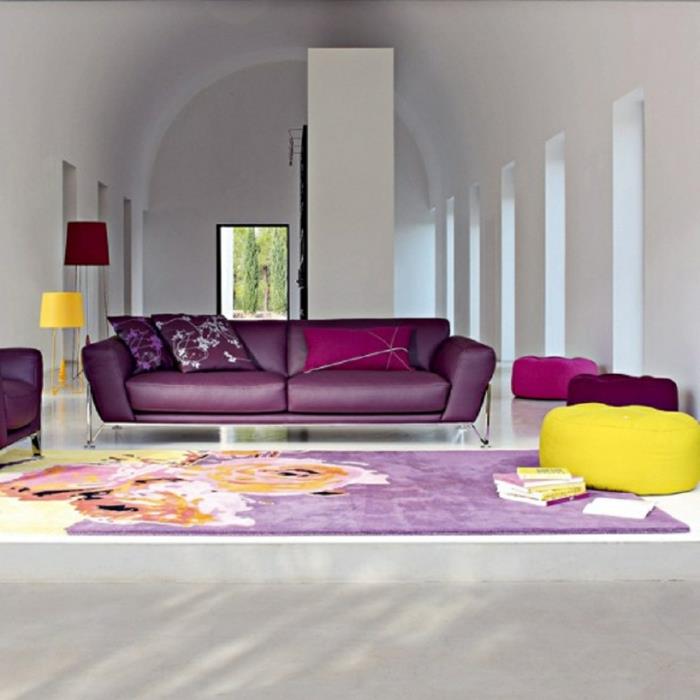 sisustusvinkkejä olohuoneen keltainen violetti matto lattiavalaisimet