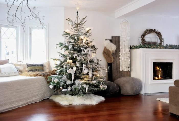 sisustus joulu olohuoneeseen joulukuusi takka valkoinen matto