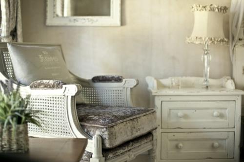 vintage -sisustus, mukaan lukien tekstuurit, tyynyt nojatuolin harmaat ja valkoiset kalusteet