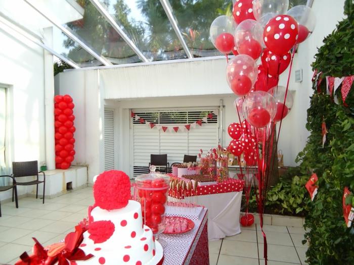sisustusideoita puutarhajuhlapöydän koristeluideoita ilmapallot syntymäpäiväjuhlat