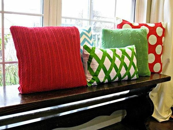 koristeellinen tyyny punaisesta ja vihreästä puserosta