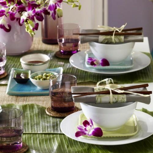 koristepöytä violetit kukat kangasliinat