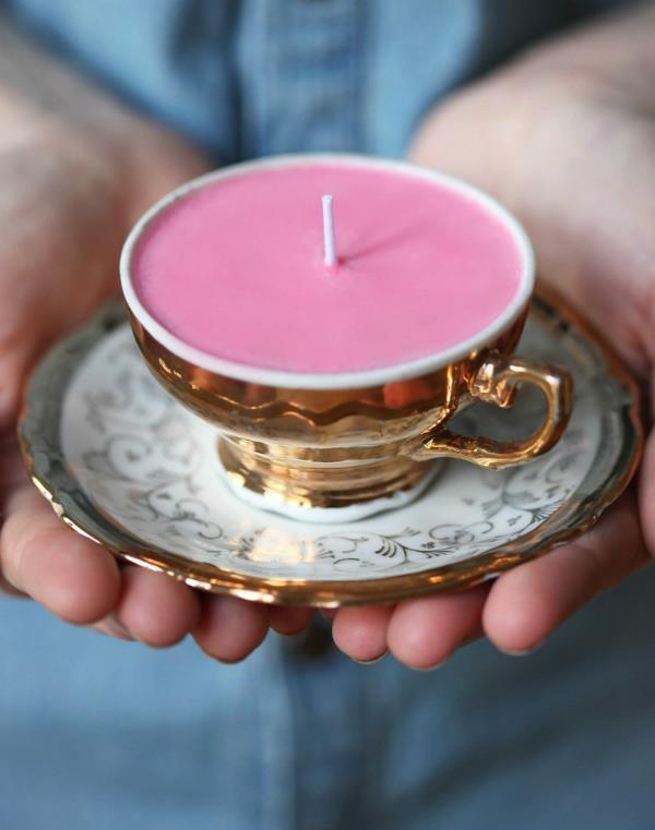 sisustusideoita teekupilla vaaleanpunaista kynttilää