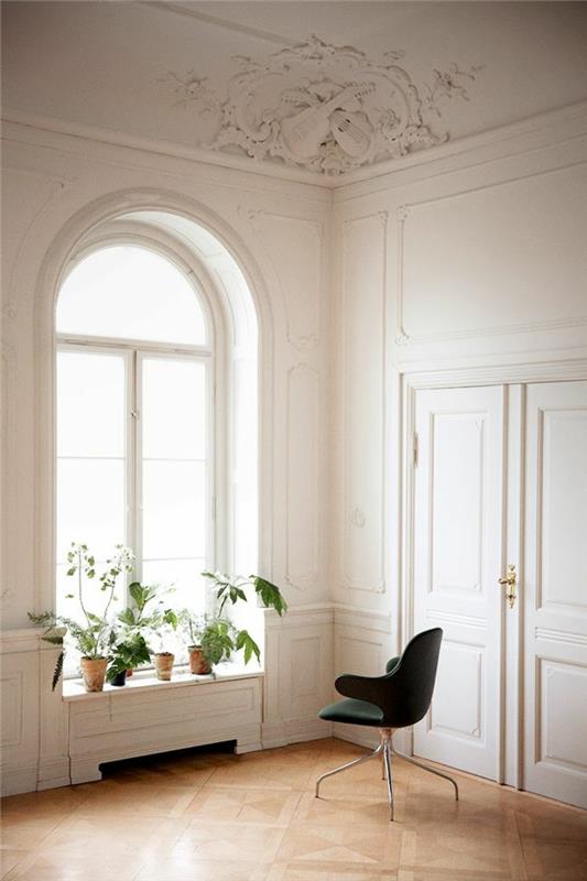 sisustusvinkit ikkunalaudan kasvit nojatuoli puulaatat