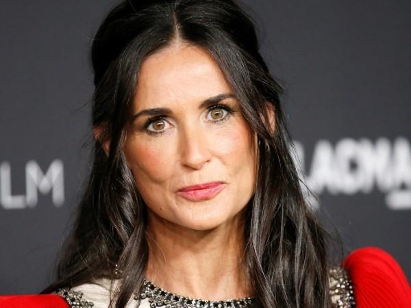 demi moore - punaiset vaatteet ja korut