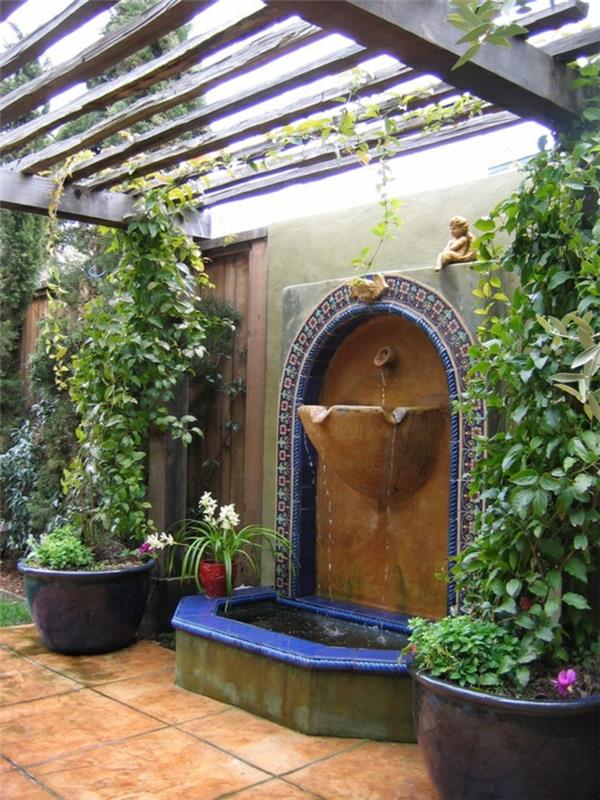 koristele puutarha seinään suihkulähteillä