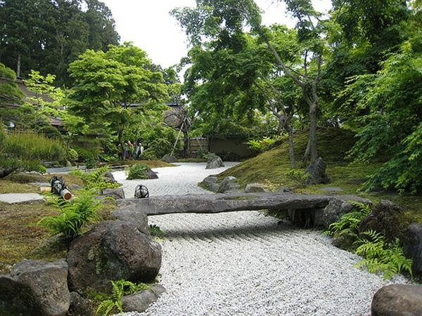 japanilaisen puutarhan jokikiviä