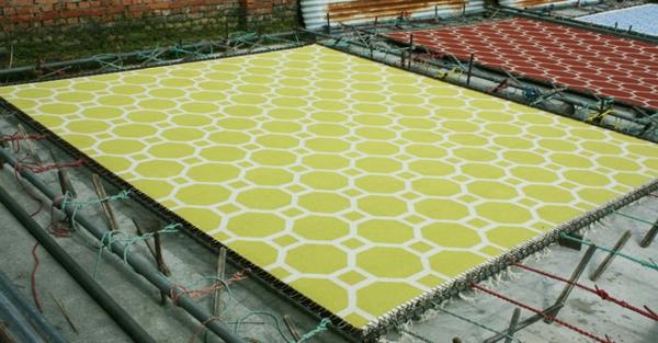 täydellinen matto, jossa on geometriset muodot keltaisessa, tummanoranssissa